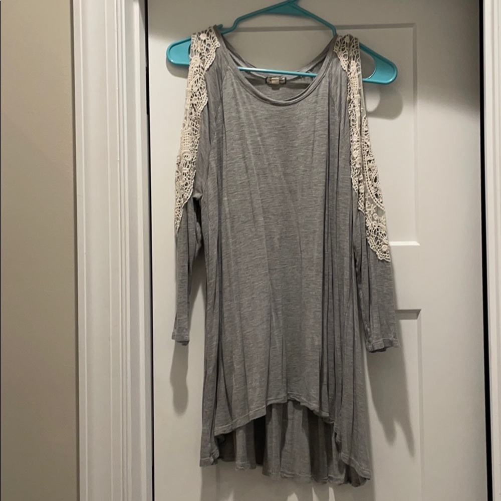 eyeshadow 1x gray white lace eyelet shirt